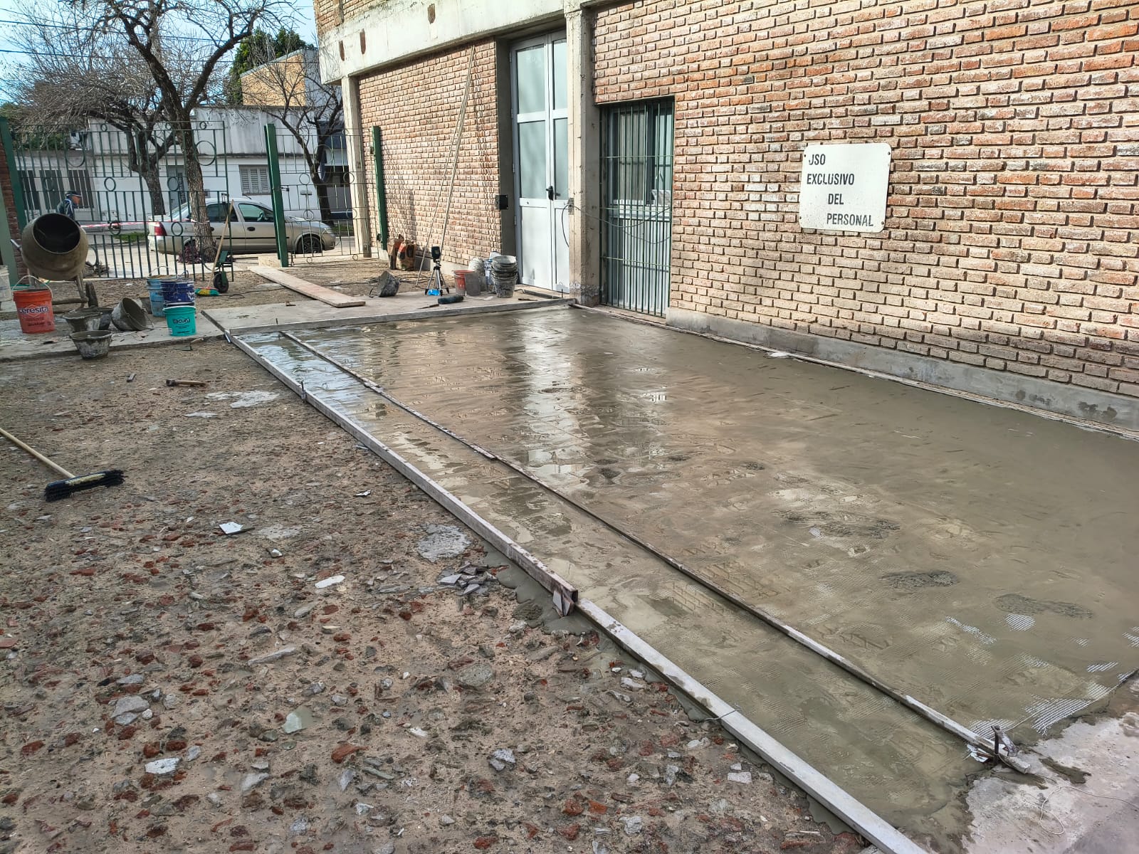 Obras de reparación del piso del patio